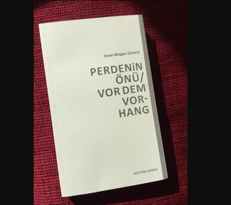 Perdenin önü / Vor dem Vorhang